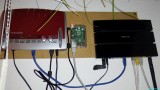 Zuerst saß er der Raspi hier zwischen FritzBox und Router.